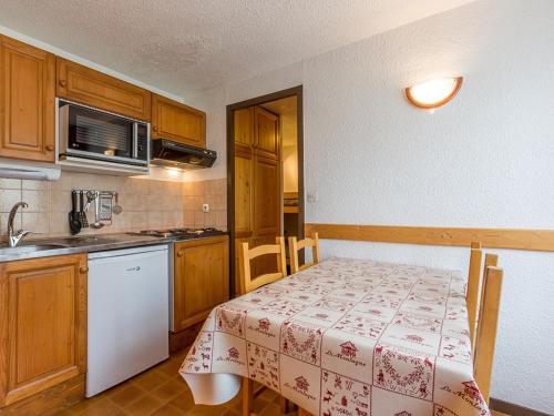 Il comprend une petite cuisine avec une table et une petite cuisine avec une table. dans l'établissement Appartement idéalement situé au centre de La Clusaz, 4 pers, parking et wifi inclus - FR-1-437-23, à La Clusaz