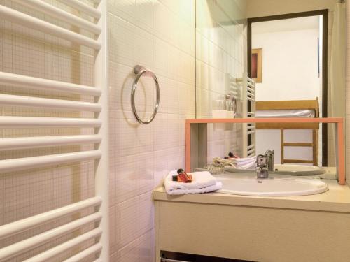 une salle de bain avec un lavabo et un miroir dans l'établissement Studio 4 pers - Garage - Proche village et remontées - FR-1-437-11, à La Clusaz