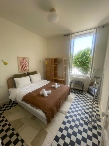 une chambre avec un lit et un sol à carreaux dans l'établissement Flat La Croisette Cannes La Croix d'Or, à Cannes