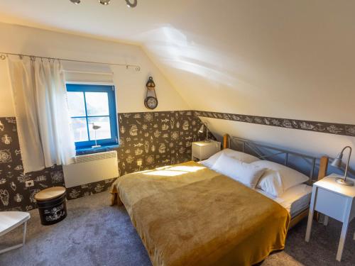 a bedroom with a bed and a window at Ferienhaus Tüdelnest in Hessenburg