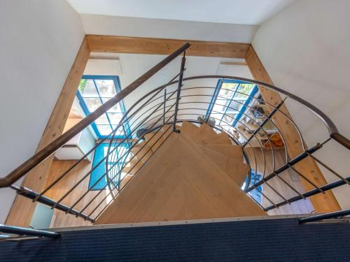 a spiral staircase in a house with a window at Ferienhaus Tüdelnest in Hessenburg