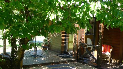 Taman di luar Les Piégonnaises - Deux luxueuses roulottes et la cabane en Drôme Provençale