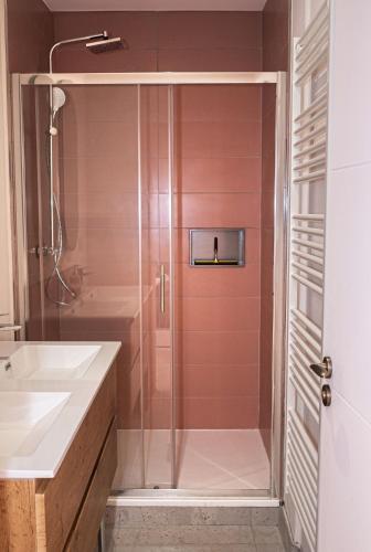 une douche avec une porte vitrée dans une salle de bain dans l'établissement Rosa Vida - Retro Chic, à Cannes