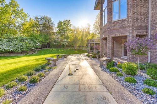 Galería fotográfica de 9 Mi to SVSU Family Home with Deck and Yard en Saginaw