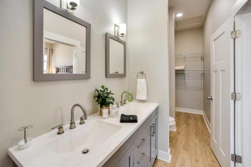 ウッドランド・パークにあるDtwn Woodland Park Townhome with Covered Deckの洗面台と鏡のある白いバスルーム