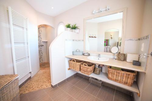 Bilik mandi di Villa les Oliviers