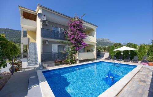 Six-Bedroom Holiday Home Kastel Luksic With A Fireplace 02