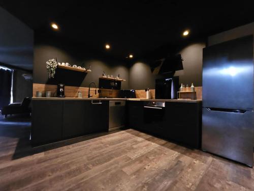 カレーにあるBlackwoodの広いキッチン(黒いキャビネット、冷蔵庫付)