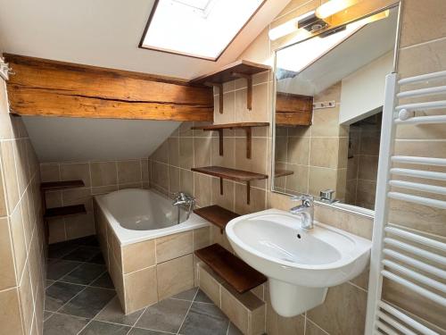 une salle de bain avec un lavabo et une baignoire dans l'établissement Appartement cosy avec balcon, wifi et garage aux Gets - FR-1-623-159, aux Gets