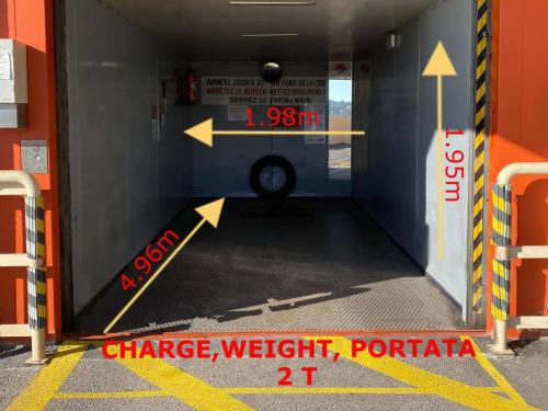 un tunnel avec un panneau indiquant « change weightportania » et une roue dans dans l'établissement Appartement confortable pour 8 pers avec vue mer et Wi-Fi - FR-1-827-12, à Roquebrune-Cap-Martin