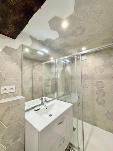 une salle de bain blanche avec un lavabo et une douche dans l'établissement Le Petit Contour, Hyper centre de Rennes, à Rennes