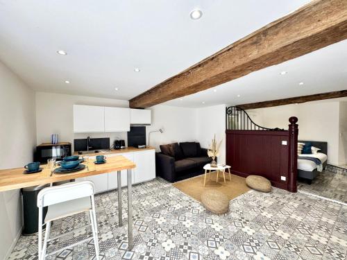 une cuisine et un salon avec une table et un canapé dans l'établissement Le Petit Contour, Hyper centre de Rennes, à Rennes