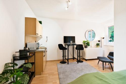a bedroom with a desk and chairs in a room at Bright City Apartment Free Parking & 2 Min to Subway in Vienna