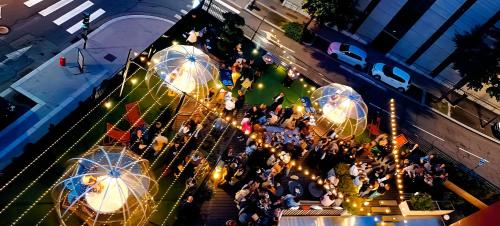 un groupe de personnes descendant des escaliers avec des lumières dans l'établissement Novotel Saint-Étienne Centre Gare Châteaucreux, à Saint-Étienne