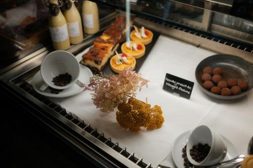 a buffet with food and drinks on a table at QUARTIER 5 Hotel & Restaurant, Sächsische Schweiz in Kurort Gohrisch