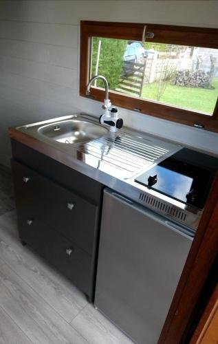 un comptoir de cuisine avec un évier et un évier dans l'établissement La Salicorne hébergement insolite, à Saint-Germain-sur-Ay