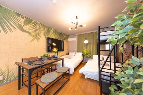 NarashinoにあるMakuhari & Tsudanuma Disney & Narita Airport Narashino by LEON RESORT 幕張 津田沼 習志野のベッドと二段ベッドのあるホテルの部屋