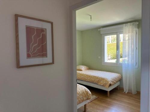 une chambre avec deux lits et une fenêtre dans l'établissement Balcon de compostelle, à Espaly-Saint-Marcel