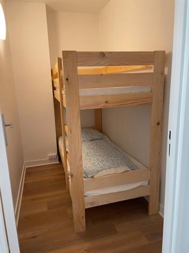 Ce lit superposé en bois se trouve dans une petite chambre. dans l'établissement Arcachon centre, à Arcachon