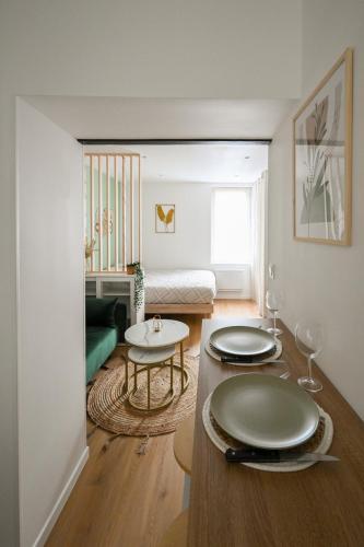 - un salon avec deux tables et un canapé dans l'établissement Serena, au Havre