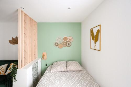 une chambre avec un lit dans une pièce dans l'établissement Serena, au Havre