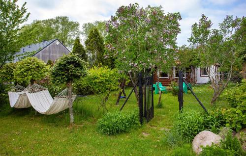 Κήπος έξω από το 2 Bedroom Awesome Home In Choczewo