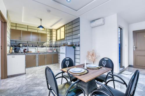 Una cocina y un comedor con mesa y sillas. en White Majorelle Mar, en Agadir