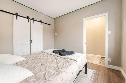 Кровать или кровати в номере Bohemian vibe 2 bedroom Free Parking Brand New