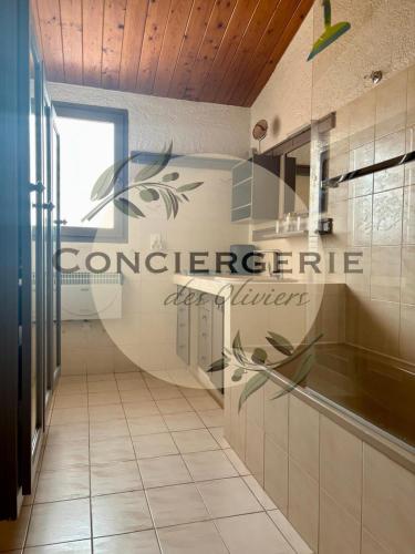 une cuisine avec un panneau mural dans l'établissement Villa Lavande, à La Londe-les-Maures