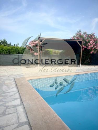 une piscine avec un panneau indiquant « cuisine de glace fourmilier » dans l'établissement Villa Lavande, à La Londe-les-Maures