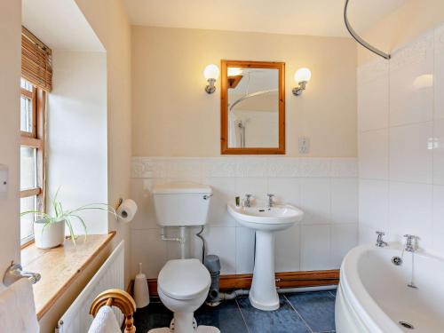 ein Badezimmer mit Toilette, Waschbecken und Badewanne in der Unterkunft 2 Bed in Cresswell CN194 in Ulgham