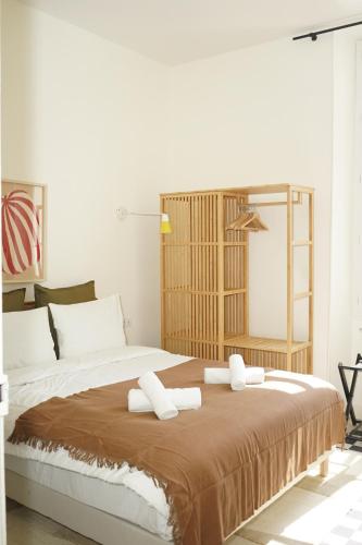 une chambre avec un grand lit avec des serviettes dessus dans l'établissement Flat La Croisette Cannes La Croix d'Or 2, à Cannes