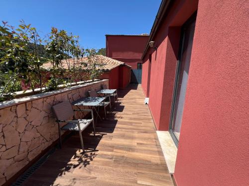 a walkway with tables and chairs next to a building at Domaine Baccia Donna Proche Nice, Climatisation, Jacuzzi chauffé, Pétanque & Parking gratuit in La Trinité