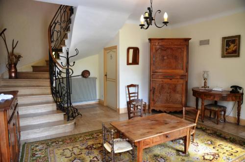 un salon avec une table et un escalier dans l'établissement logis du port, à Domme