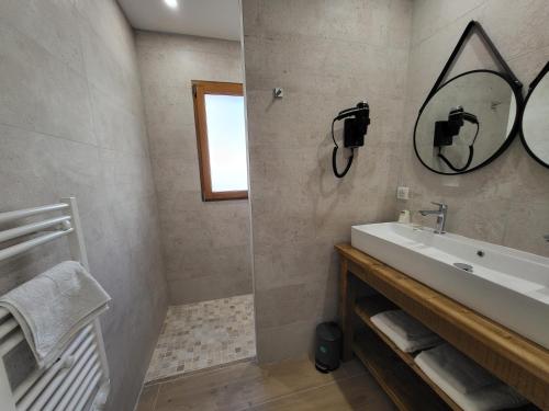 Ένα μπάνιο στο Location saisonnière à Saint-Thibéry - Appartement 88 m2 avec terrasse et garage