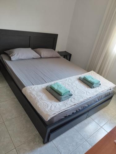 a bed with two pillows on it in a bedroom at ΚΛΕΟΠΑΤΡΑ in Sfendámion