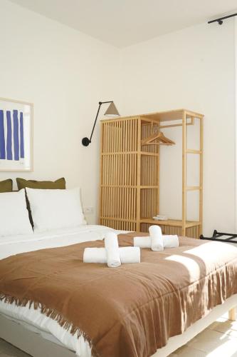 Elle comprend un grand lit avec des oreillers blancs et une couverture brune. dans l'établissement Flat la Croisette Cannes La Croix d'Or 3, à Cannes