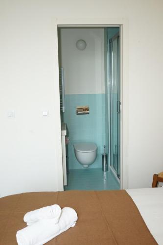 - une salle de bains avec toilettes et un lit avec serviettes dans l'établissement Flat la Croisette Cannes La Croix d'Or 3, à Cannes