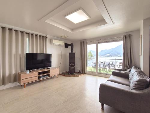 加平Interlaken Stay的配有沙发和平板电视的客厅
