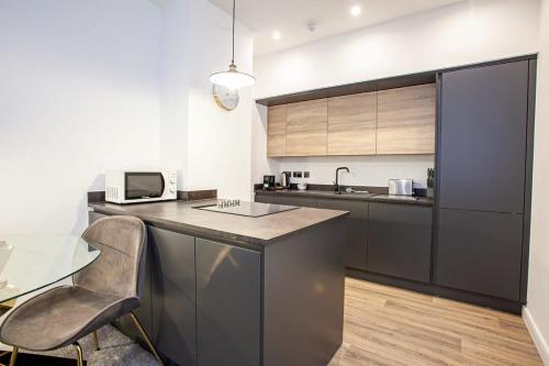 Kuchyň nebo kuchyňský kout v ubytování Fabulous 1 Bedroom Apartment in Bolton