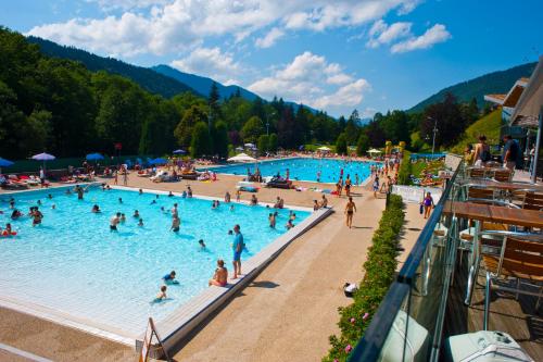 un groupe de personnes dans une piscine dans l'établissement PICARON A13, à Morzine