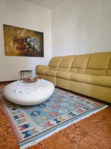 a living room with a couch and a coffee table at Marea in Pozzallo