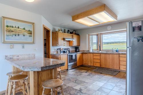 Dapur atau dapur kecil di Otter Lodge - NEW Listing!