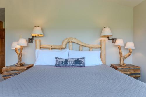 Katil atau katil-katil dalam bilik di Otter Lodge - NEW Listing!