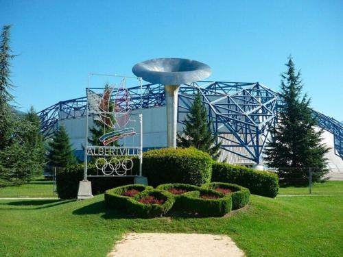 a park with a fountain and bushes in the grass at Le studio 1900 - Centre-ville in Albertville