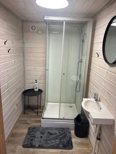un baño con ducha y lavabo en LES Glamping, en Jõemetsa