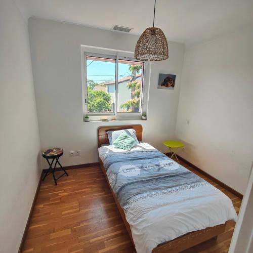 une chambre avec un lit et une fenêtre dans l'établissement Les muriers, à Canet