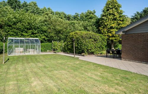 3 Bedroom Awesome Home In Tistrupにある庭