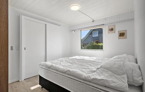 3 Bedroom Awesome Home In Tistrupにあるベッド