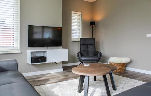 TV a/nebo společenská místnost v ubytování Cozy Home In Idskenhuizen With Wifi